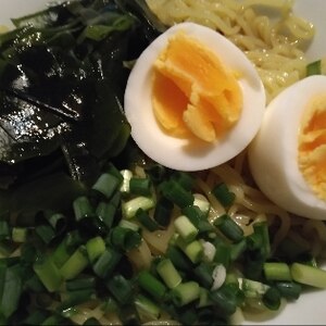 茹で卵とわかめとねぎのざるラーメン